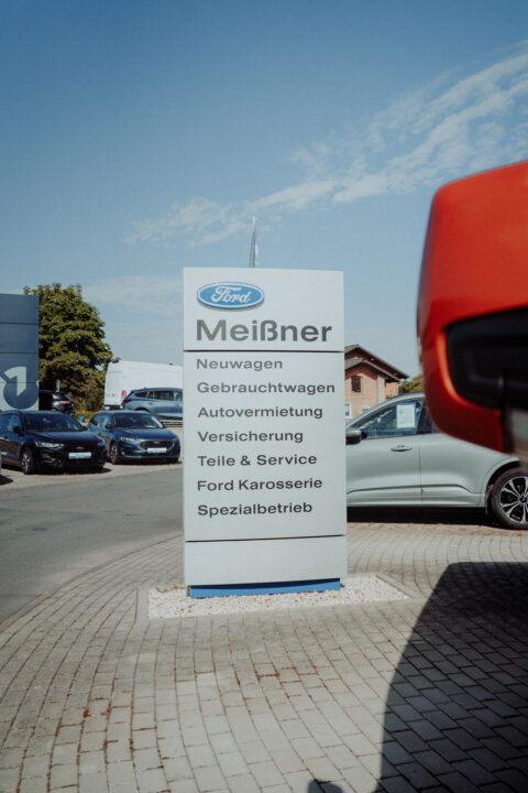 Unser Autohaus – gut sichtbar von der Straße